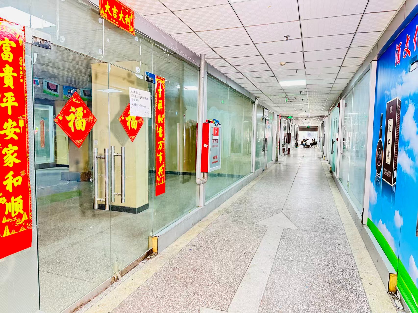 九鼎国际园区位于洛阳市老城区春都路商贸核心区域，周边商业氛围成熟，交通便利，配套完善。依托传统副食品商贸资源，园区具备良好的经营基础和人气优势，是企业办公、商品展示、批发零售及创业发展的理想选择。