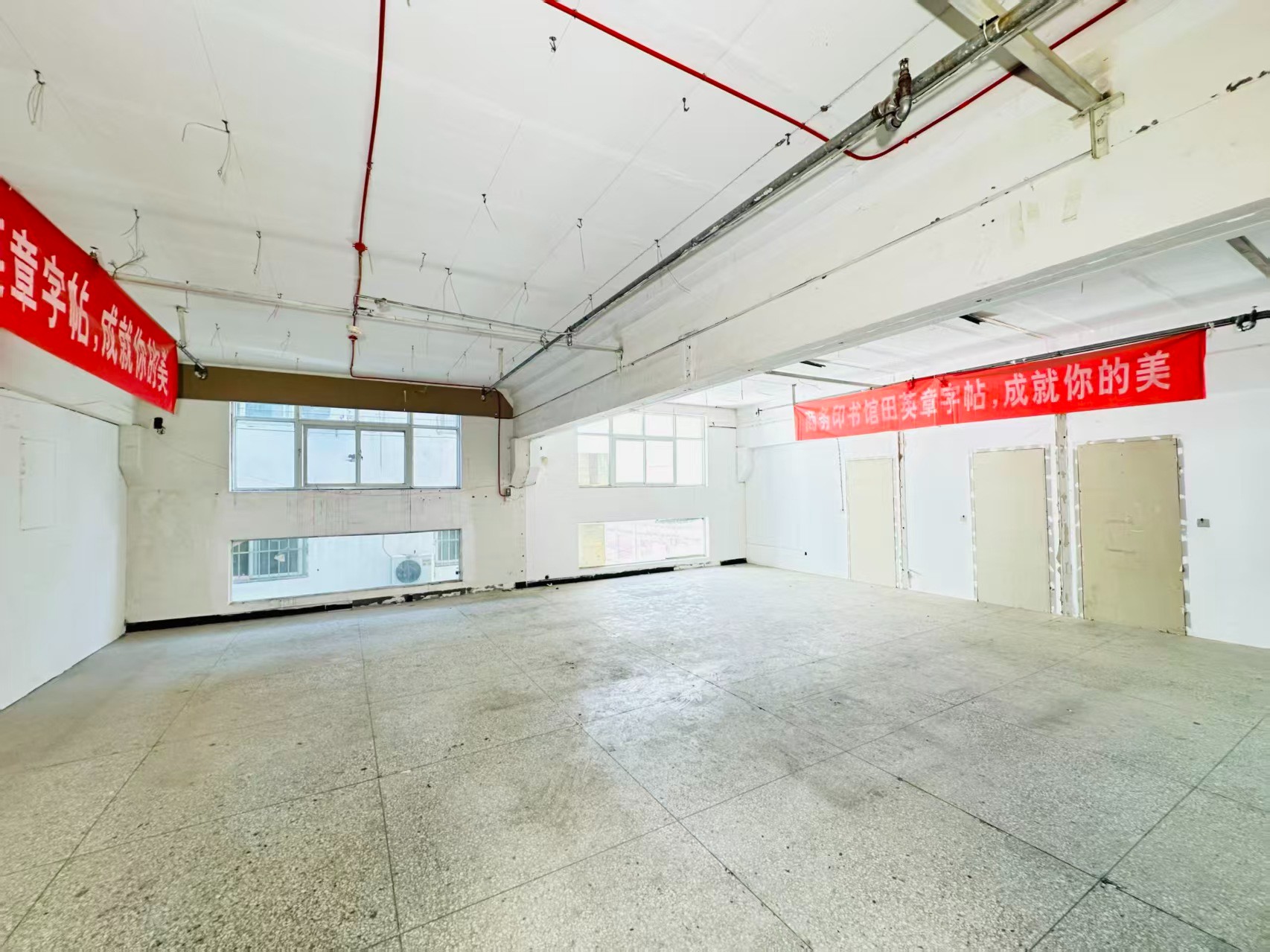 九鼎国际重点吸引人工智能应用、数字经济、电商直播、智能制造服务、软件开发、科技创新企业及创业团队入驻